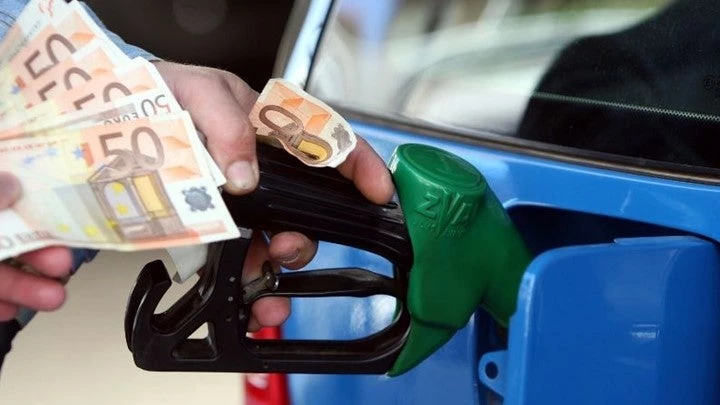 Αν δεν μειωθούν οι ειδικοί φόροι, η βενζίνη θα φτάσει τα 2,5 ευρώ!